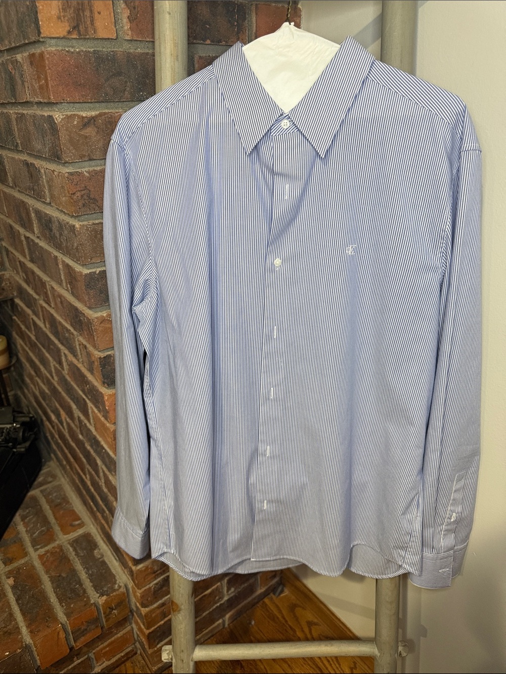 Calvin Klein Men’s Classic Fit Blue White Striped Button Down Shirt Size M